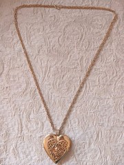 Vintage Heart Filigree Love Knot Necklace Locket 2″ Photo Charm Gold Metal 24″ C