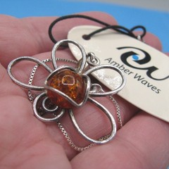 Amber Waves Honey Bee Necklace Amber Poland Sterling Silver 18″ Chain AGI Italy