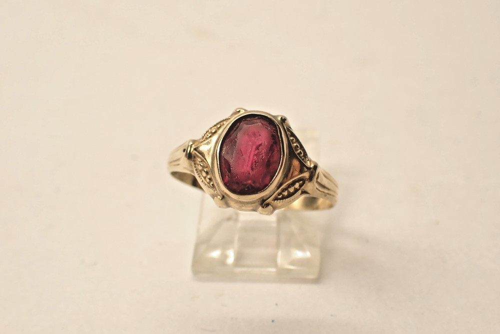 Vintage 10Kt Yellow Gold Ring W Red Oval Stone 2 Grams Size 6