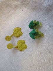 Unique VTG plastic Clip Earrings, push on yellow leaves, grapes clips FE25-33