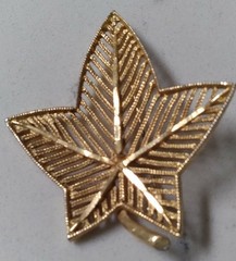 VINTAGE GOLD TONE BROOCH/PIN SIGNED “BSK” MAPLE LEAF/Ivy