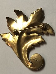Vintage Signed MMA 1995 Metropolitan Museum of Art Gold Tone Leaf Pin MA 051522@