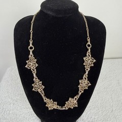 Vintage Gold Tone Maple Leaf Botanical Choker Necklace Textured Link 16 Inch