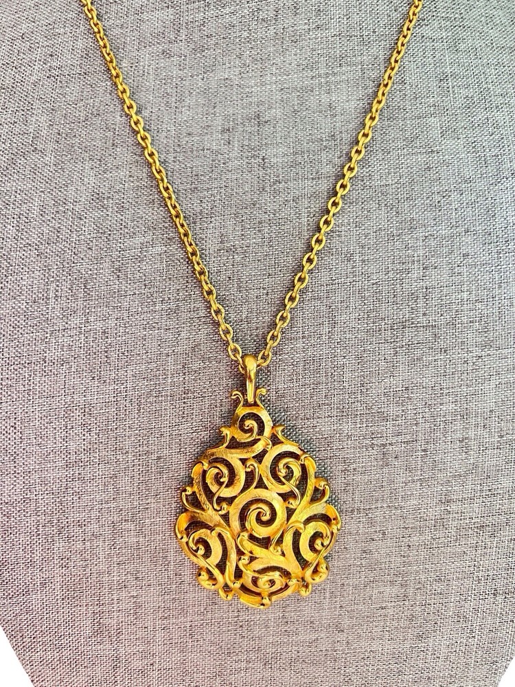 Vintage Crown Trifari Renaissance Teardrop Necklace Pendant Gold Trifarium 28” 8