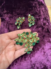 Vintage Juliana D&E Emerald Green Wreath Brooch and Matching Earrings unsigned