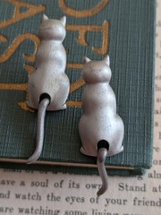 Vtg JJ Dangling Tail Articulated Kitty Cat Kitten Post Earrings Brushed Metal