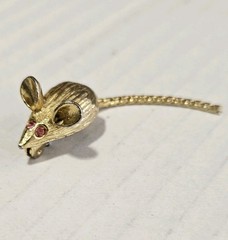 Vintage Gold Tone Mouse Pin Back Brooch Pink Eyes Moveable Tail 1 “W Tail 2.25”
