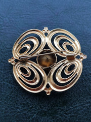 Vintage Starburst Round Gold Tone Brooch Glass Crystal Rhinestone Pin 1970