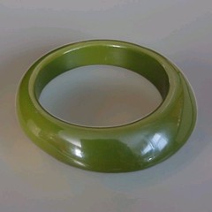 Vintage Olive Green Asymmetrical Lucite Bangle Bracelet 8″
