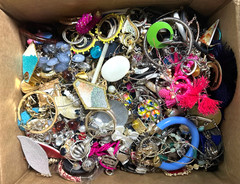 15.8 Pounds Pierced Vintage To Fashion Mixed Metals Earrings Jewelry Lot #69