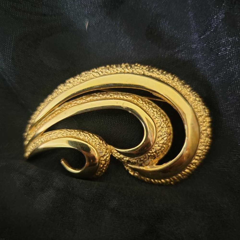 Vintage Casual Corner Gold Tone Textured Abstract Plume Brooch Pin