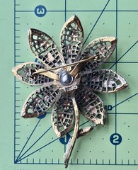 1960s Vintage signed ART retro DAISY Flower Brooch~Flower PIN~Arthur Pepper