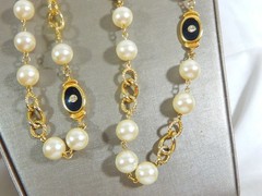 VTG BEZEL SET ONYX ENAMEL W RHINESTONE LARGE FAUX PEARL STATIONS 32″ NECKLACE