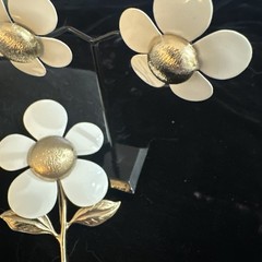 Vintage 1968 Sarah Coventry Flower Flattery White Gold Enamel Brooch w Earrings