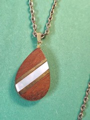 Vintage Inlaid MOTHER OF PEARL & WOODEN Pendant And Necklace in Gold Tone