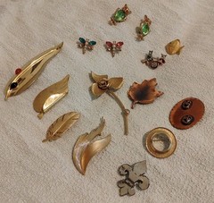 Lot of 15 Vintage Beauty/Fashion Mostly Goldtone Brooches 1960s – 1980s READ
