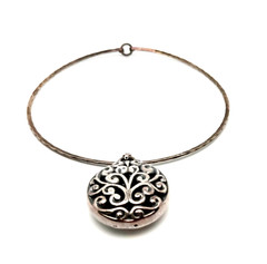 Beautiful Hard Round Necklace Silver 925 With A Special Pendant.
