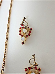 Vtg Gold Tone Lavalier Necklace & Earring Set Opaline Cabochons Red Rhinestones