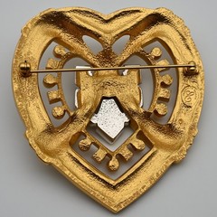 Elizabeth Taylor Avon Shah Jehan Heart Brooch Gold Tone Enamel Pearl Rhinestone