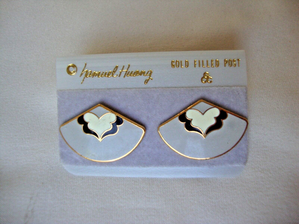 VINTAGE SAMUEL HUANG SIGNED DESIGNER CLOISONNE FAN WHITE BLACK & GRAY EARRINGS