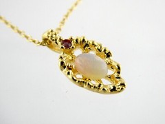 Vintage Goldtone Metal Ruby and Opaline Glass Pendant Necklace 3g 17.75 Inches