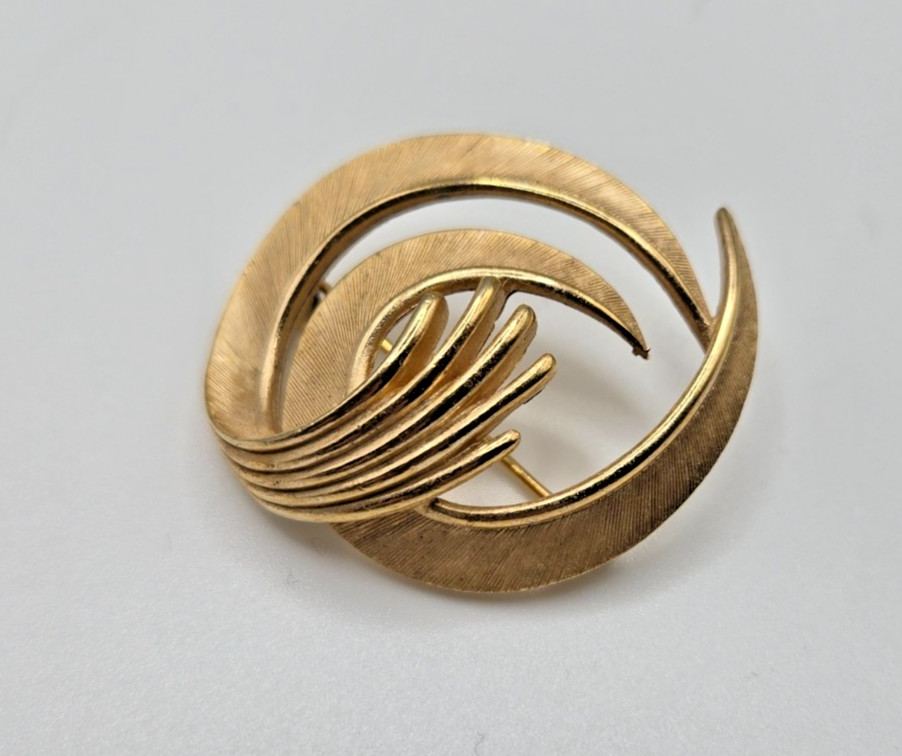 VTG Crown Trifari Brooch Spiral Swirl Goldtone Brushed Textured