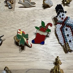 Vintage lot of Assorted Pins. 19 Pieces. Lot 296