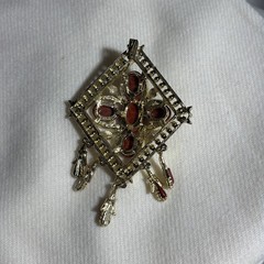 Woman’s Vintage Sarah Coventry Brooch Gold Tone Red Marble Cabochon 3.5 Inches