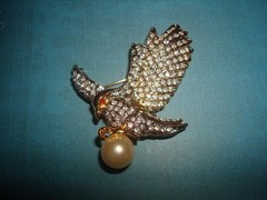 STUNNING SIGNED AD2001 EAGLE W/PEARL PAVE’ CRYSTAL RHINESTONES BROOCH GOLD PLATE