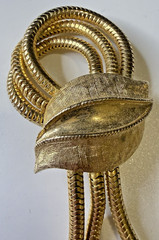 Francois Vintage Gold Tone Triple Coil Leaf Dangle Brooch Pin 4 3/4″ Signed