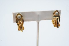 Vintage Clip On Earrings Gold Tone B8