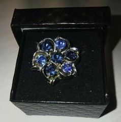 Blue crystals in silver metal setting round brooch/pin