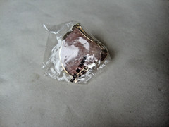 VTG HANDMADE NATURAL LACQUERED SEASHELL GOLD PLATED HINGED DRESS/SCARF CLIP