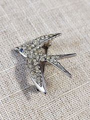 VTG Signed AVON SMITHSONIAN Silver Tone Pave’ Rhinestone SWALLOW BIRD Brooch Pin