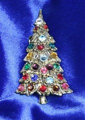 RHINESTONE CHRISTMAS TREE Vintage Gold Tone Brooch Pin