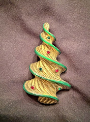 Vintage Vero Rarer Green Accents Twisted Christmas Tree Brooch Book Piece