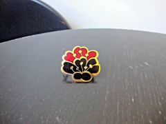 Vtg Samuel Huang Cloisonne Cherry Blossom Black Red Enamel Gold Tone Scarf Clip