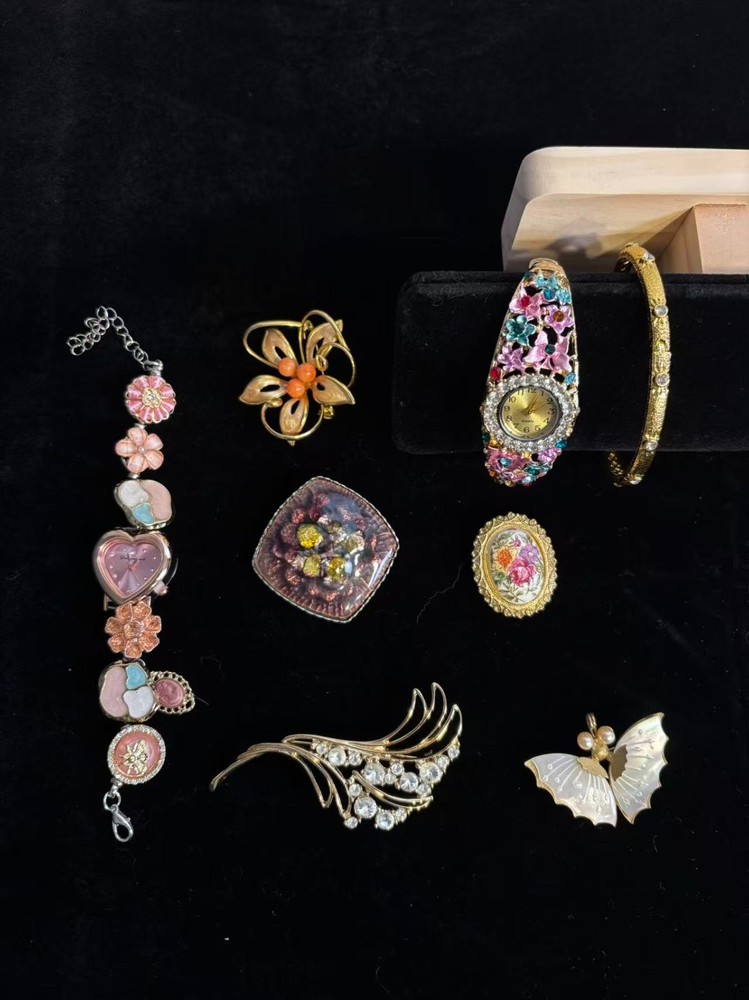 Vintage Jewelry Lot (8) 2 Watches 1 Bracelet 5 Brooches Mint Japan