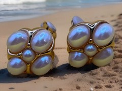 VINTAGE GOLD TONE METAL FAUX PEARL CLIP ON EARRINGS 1” Z01