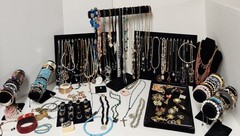 160 Pc Vintage To Now Mixed Jewelry Lot Necklaces Bracelets Brooches Rings Pins