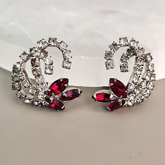 Vintage Hattie Carnegie Rhinestone Clip On Earrings Red Silver Tone Swirl 1 1/8″