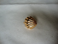 VTG 1970s SCALLOPED SEASHELL GOLD TONE HINGED W/ SAFETY CATCH DRESS/SCARF CLIP