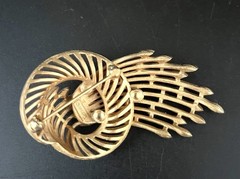 Vintage Crown Trifari Gold Tone 3D Shooting Star Brooch MCM Jewelry Signed 2.25″