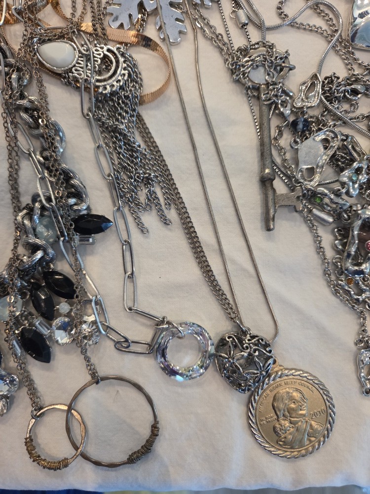 Vintage Mixed Lot of Multicolor Necklaces. Assorted models. 20+ pieces