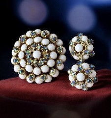 Vtg 1950s Weiss 2” Milk Glass Rhinestone Brooch Pin & Clip On Earrings-Gold Tone
