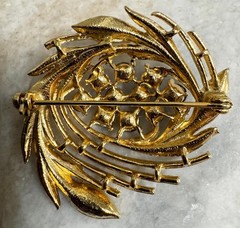 Vintage Blue Rhinestone Leaf Wreath Lisner Brooch yellow gold plated