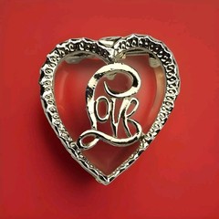 Gerrys Gold Tone Heart Shaped Love Pin Brooch Vintage Romantic
