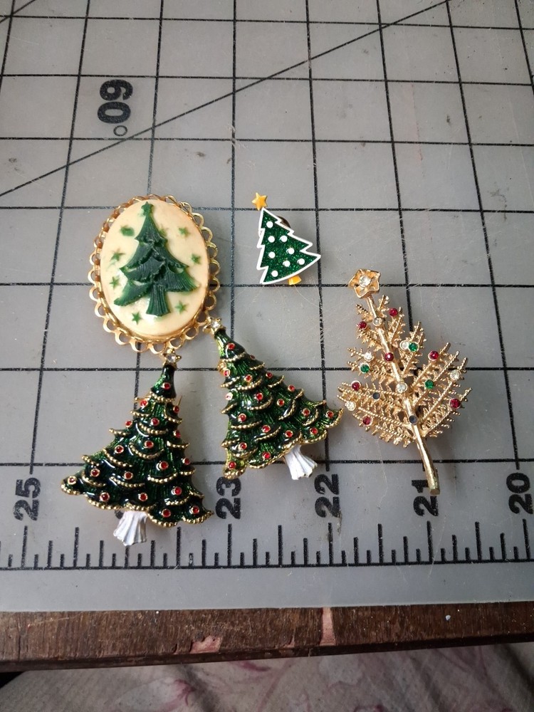 VINTAGE 5 PINS CHRISTMAS TREES