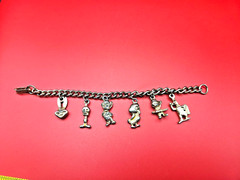 Warner Bros Looney Tunes Cartoon KIDS Charm Bracelet 6″ Tweety Bugs Daffy Vntg