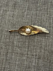 Leaf Feather Brooch 2.25 In Shell Pearl Accent Gold Elegant Vintage Retro Glam